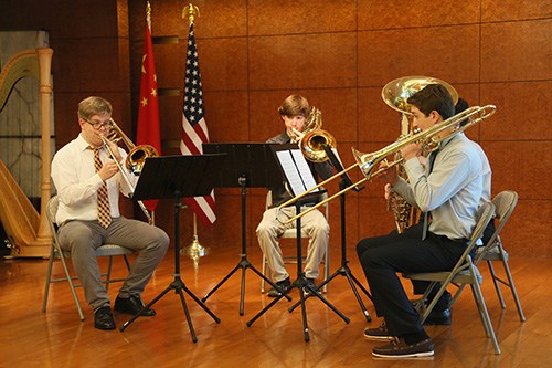 青年音樂家們現(xiàn)場演奏。（美國《僑報》/管黎明