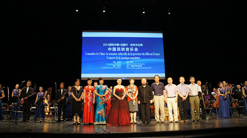 音樂會演出人員與來賓合影。（法國《歐洲時報》/張云茜