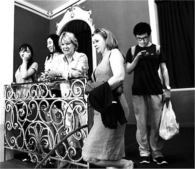 觀眾在站席觀劇。（李春光