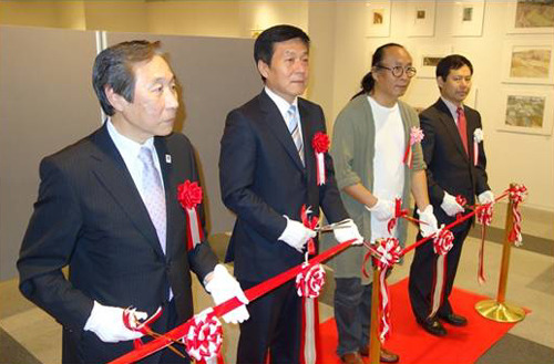 從左至右：町田會長、孫振勇總領事、邊平山團長、巴特爾會長為活動剪彩。（日本《中文導報》）