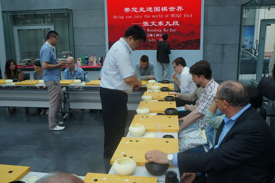 張文東九段、樊麾二段與歐洲圍棋愛好者展開車輪大戰(zhàn)