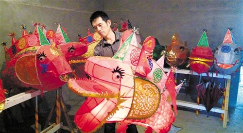 正在整理魚燈的施觀彬。魚燈隊向村里一戶人家租了房子擺放道具。（金春華