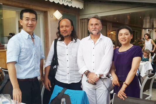 左起：米蘭總領(lǐng)館趙向東領(lǐng)事，安尼沃爾畫家，孔子學(xué)院Marco