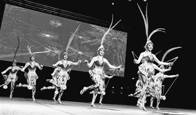 雜技《抖空竹》。（孫立極