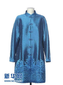 2014年11月10日，中國國家主席習(xí)近平和夫人彭麗媛在北京為出席亞太經(jīng)合組織（APEC）第二十二次領(lǐng)導(dǎo)人非正式會議的各成員經(jīng)濟體領(lǐng)導(dǎo)人、代表及配偶舉行歡迎晚宴，為本次會議設(shè)計制作的特色中式服裝亮相。這是女領(lǐng)導(dǎo)人服裝。