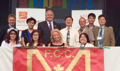 萬錦環(huán)球文化節(jié)16日辦中華文化日，圖為薛家平(后左三）和吳建忠(后左四)等人在記者會上。（加拿大《世界日報》/林風云