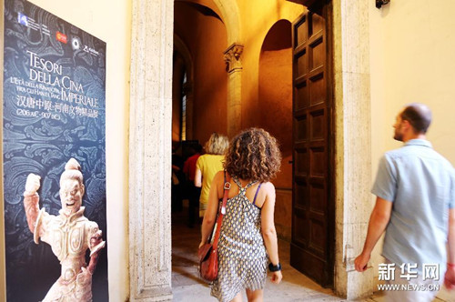 7月15日，在意大利羅馬，人們走進(jìn)威尼斯宮參觀“漢唐中原·河南文物精品展”。(羅娜