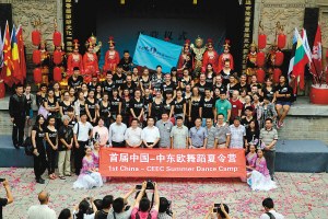 夏令營(yíng)開(kāi)幕式現(xiàn)場(chǎng)中外嘉賓合影留念。（尚洪濤