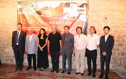 周蘊(yùn)華（左一）與嘉賓、策展人、主辦方負(fù)責(zé)人在開(kāi)幕式上。（法國(guó)《歐洲時(shí)報(bào)》/孔凡
