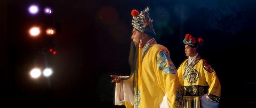 該劇創(chuàng)作靈感來自導(dǎo)演對中國京劇的現(xiàn)狀和在美華人藝術(shù)家生存狀況的觀察。（美國《僑報(bào)》）