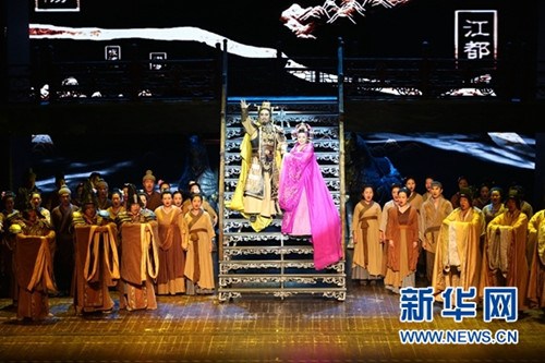 7月12日，在意大利羅馬，演員戴玉強（中左）和殷秀梅（中右）在大型原創(chuàng)歌劇《運之河》中表演。當(dāng)日，作為中國與意大利建交45周年活動之一，中國江蘇重點打造的原創(chuàng)歌劇《運之河》在意大利首都羅馬阿根廷劇院上演。（金宇