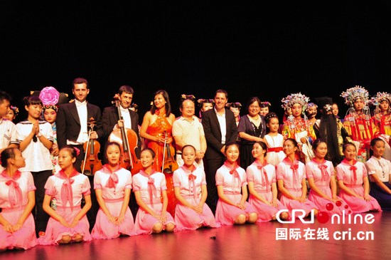 戛納副市長與參加戛納中國文化藝術(shù)節(jié)的中法青年藝術(shù)家們同臺(tái)合影