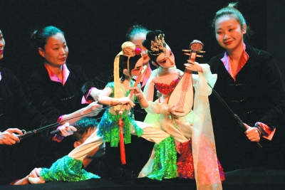 廣東省木偶藝術(shù)劇院木偶戲《龍鳳呈祥》深受南非觀眾喜愛。(鄭文