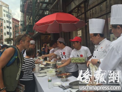 北京烤鴨受顧客青睞。(美國(guó)《僑報(bào)》/林菁