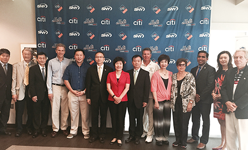 以“美麗中國(guó)游·燦爛中華夜”為主題的2015年第八屆“中華之夜”系列活動(dòng)于25日晚在紐約大都會(huì)棒球隊(duì)花旗球場(chǎng)隆重舉行。中國(guó)駐紐約總領(lǐng)事章啟月受邀為比賽開球。(美國(guó)《僑報(bào)》/孫瓔姝