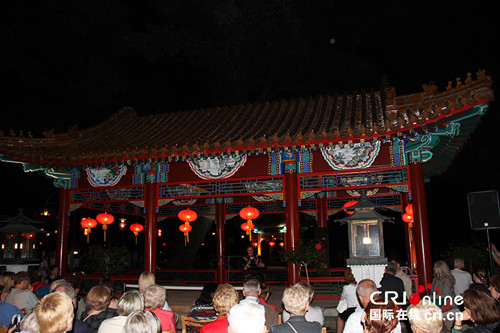 游人欣賞古箏演奏