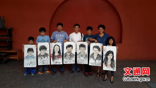 指畫藝術(shù)傳承人為當(dāng)?shù)赜^眾繪制的指畫畫像,圖片來自活動志愿者Sergio