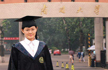 圖片說明:2014年夏天,16歲的張元昕只用了三年時間即從南開大學(xué)文學(xué)院本科畢業(yè),考上研究生