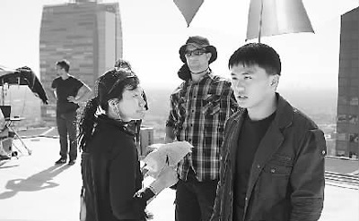 鄭芬菲(左)和弟弟在拍攝現(xiàn)場