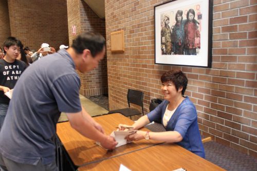 于丹教授在西雅圖受到了十分熱烈的歡迎。(美國《僑報》/關鍵