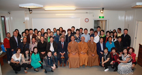 圖為荷蘭龍泉大悲基金會全體同仁參加佛堂新聞發(fā)布會后與佛堂法師合影留念