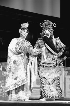 中國國家京劇院演員在演出經(jīng)典名劇《霸王別姬》(崇軼