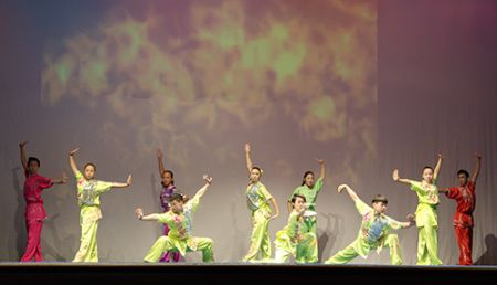 中美青少年武術(shù)冠軍帶來(lái)集體拳術(shù)。(美國(guó)《僑報(bào)》/楊揚(yáng)