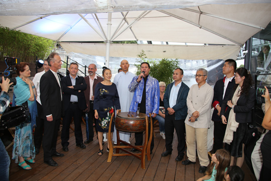 中國代表團及法國承辦方代表在閉幕式上。(法國《歐洲時報》/黃冠杰