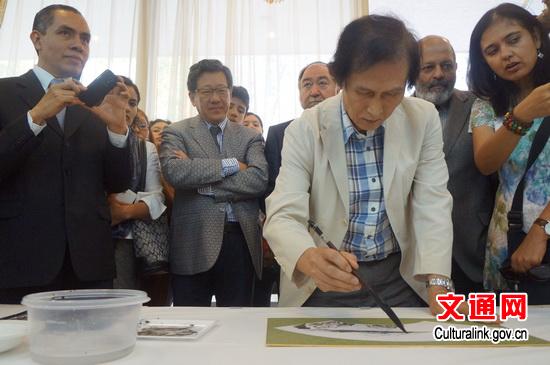 書(shū)畫(huà)家李德福在觀眾們的簇?fù)硐伦鳟?huà)