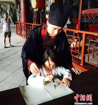 8月30日,乙未年福州文廟開筆禮活動,在福州文廟大成門前舉行,十余名年屆入學年齡的小朋友們以傳統(tǒng)的禮儀見證了自己踏上求學之路的瞬間。(漢萱