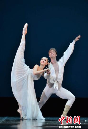 圖為女一號(hào)邱思婷與男一號(hào)CyrilPierre在排練。(唐貴江