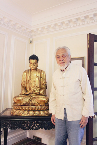 單聲與他早期以500英鎊“撿漏”的珍貴佛像。(《歐洲時(shí)報(bào)》/楊賽