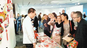 柏林市民來參觀社火臉譜