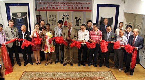 藝術(shù)家和嘉賓們出席開幕式。(美國《僑報》)