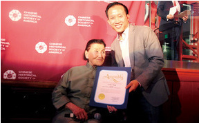 邱信福為江孫蕓頒發(fā)感謝狀。(美國《星島日報》/黃少華