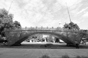 以趙州橋?yàn)樵偷摹督z路金橋》在米蘭世博之門亮相。