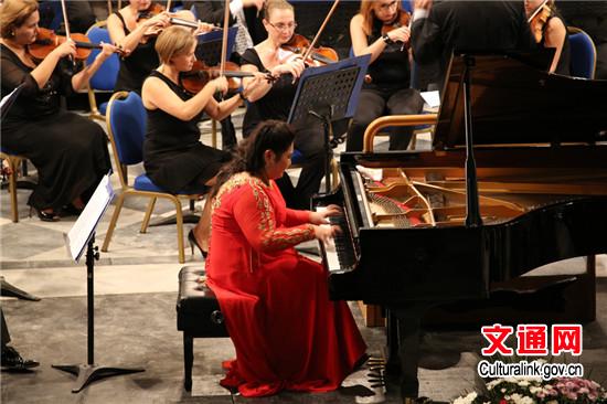 田佳鑫激情演奏中。(熊志華