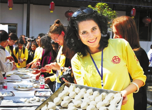 保加利亞明星瑪麗亞·伊萬諾娃體驗(yàn)包湯圓