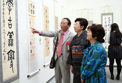 篆刻家樂知明向日本篆刻愛好者介紹作品。(日本《中文導(dǎo)報》)