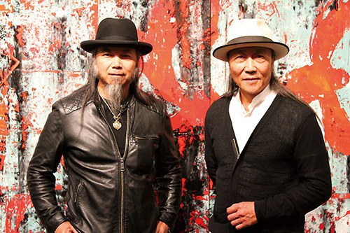 哥哥周山作(右)、弟弟周大荒(左)表示將用自己的努力來回報(bào)社會(huì)給予的殊榮。(美國(guó)《僑報(bào)》)