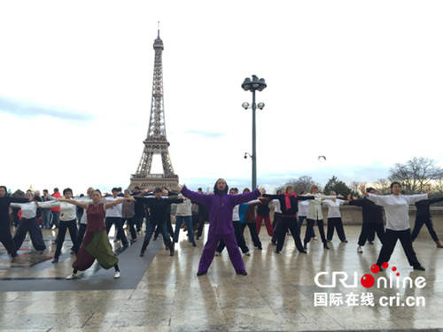 2015年1月劉綏濱帶領(lǐng)法國30多座城市太極教練在巴黎埃菲爾鐵塔下打太極