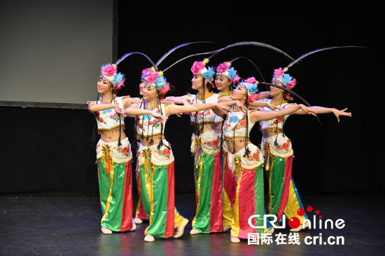 藝術(shù)團表演民族舞蹈