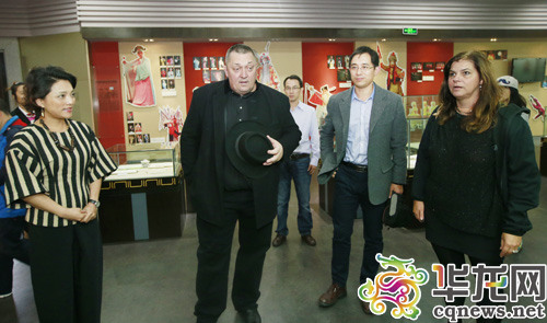 匈牙利國家劇院院長一行參觀重慶市川劇藝術(shù)中心。(李文科