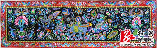 名稱麒麟送子,麒麟是吉祥的象征,能為人帶來子嗣,天仙為苗家女子形象