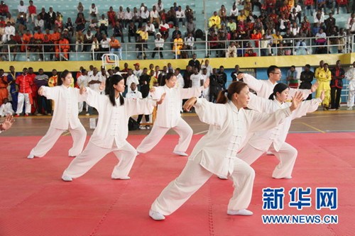 盧旺達(dá)孔子學(xué)院老師們的太極表演。