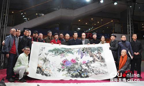 藝術(shù)家與畫作合影