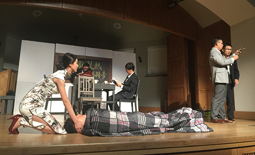 《驢得水》話劇在賓大博物館演出大廳上演。(僑報記者王莞菀攝)