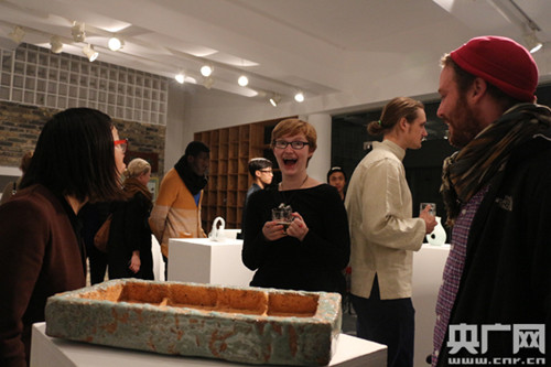 在樂天陶社參觀交流的外國陶藝家