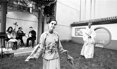 法國(guó)巴黎中國(guó)文化中心,法國(guó)青年梅蘭(左)和戴夢(mèng)平在演唱中國(guó)評(píng)劇