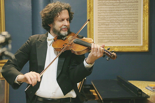 圖為辛格。(美國《僑報》/管黎明